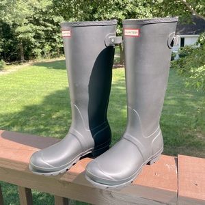 LIKE NEW tall Hunter rain boots with adjustable calf width - matte black